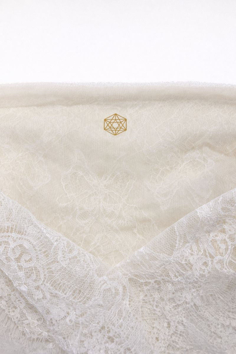 Détail impression géométrie sacrée bandeau La Révolutionnaire blanc perle – Maison Ohr