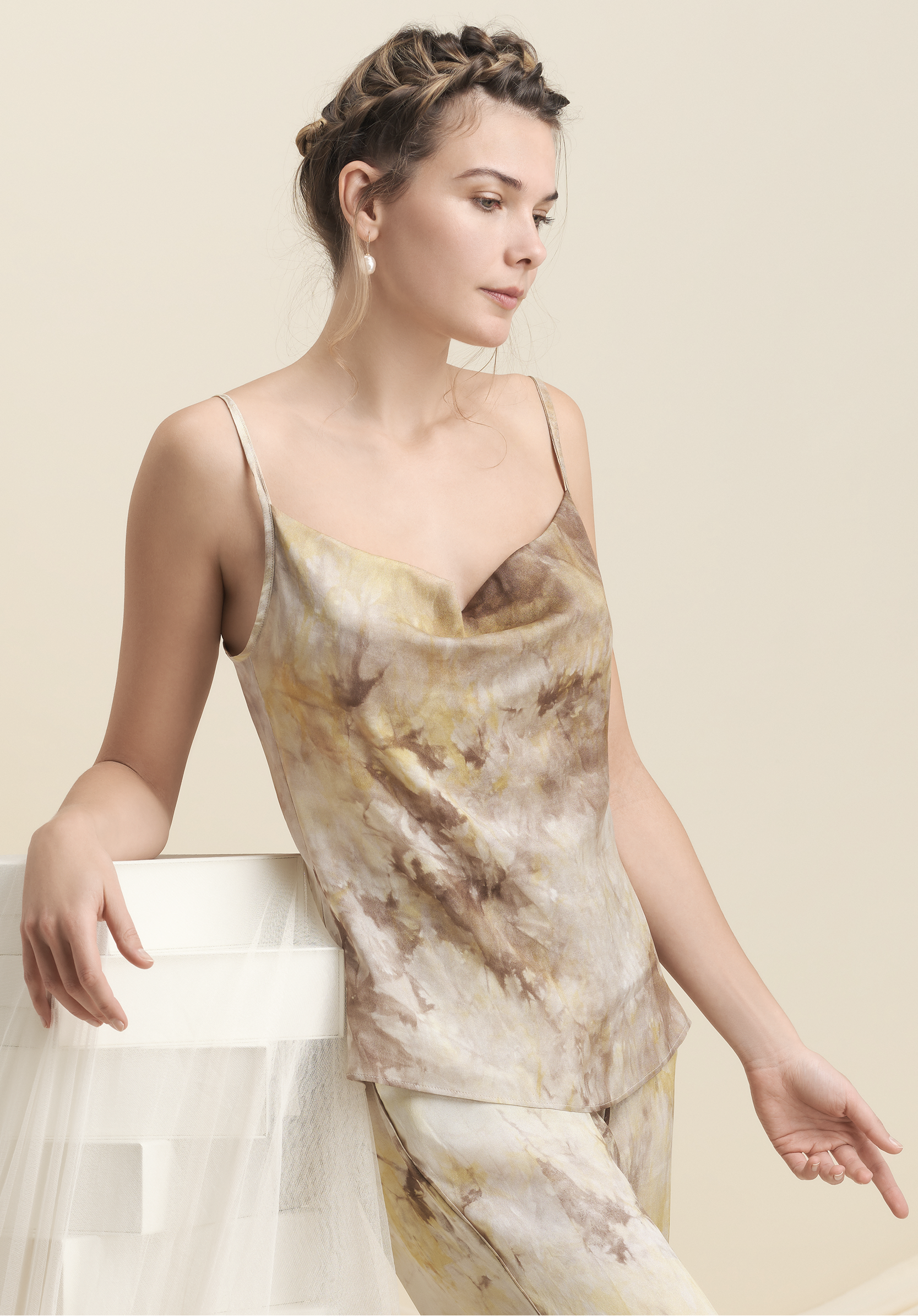 Top Plénitude porté – batik de soie Maison Ohr luxe conscient